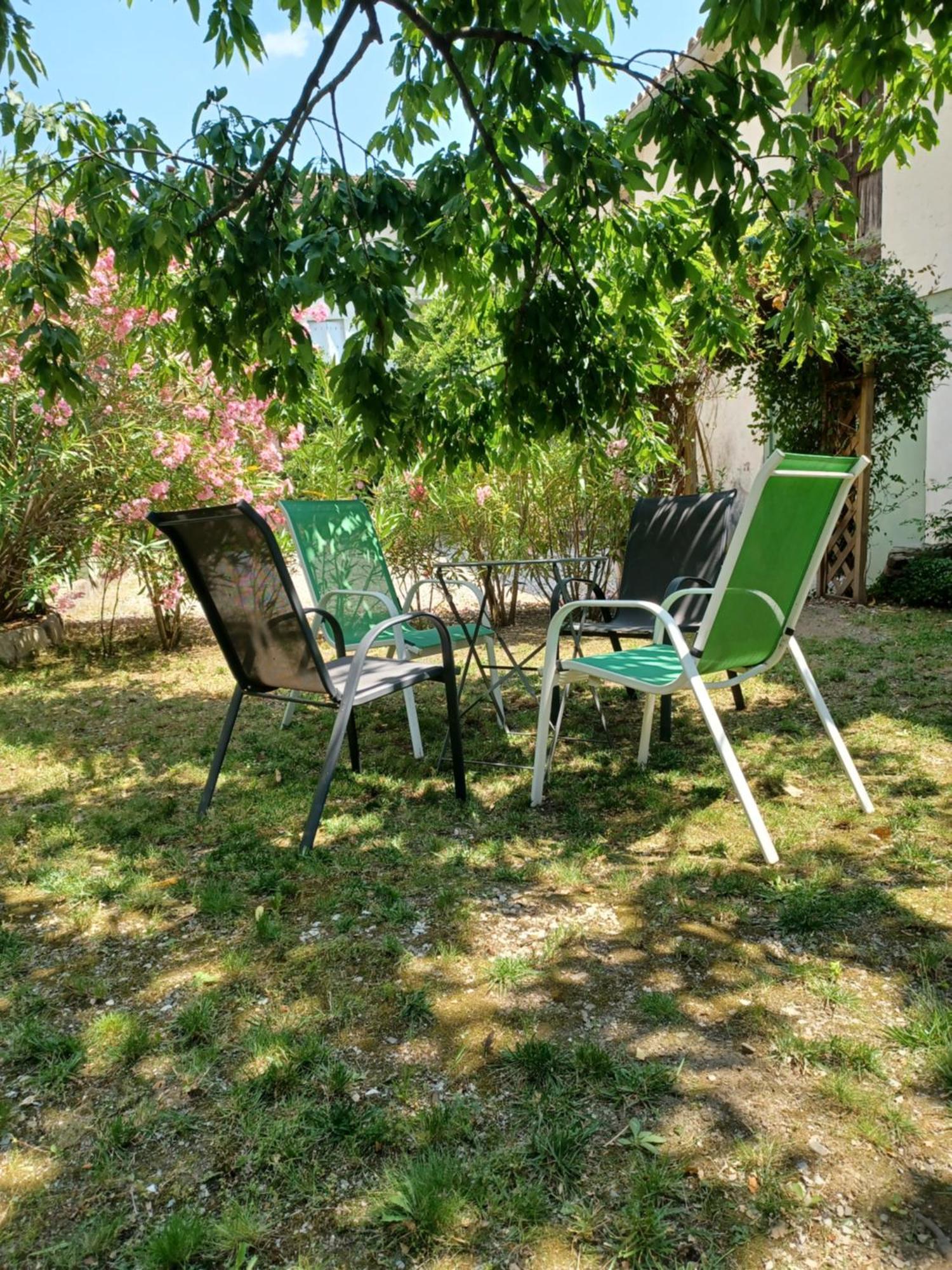 Bed and Breakfast Les Glycines Ле-Виган Экстерьер фото